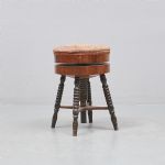 584246 Piano stool